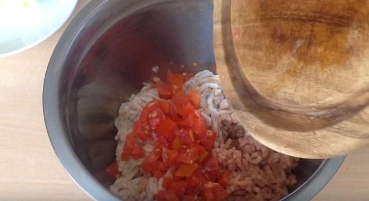 Agregue la parte carnosa finamente picada del tomate a la carne picada.
