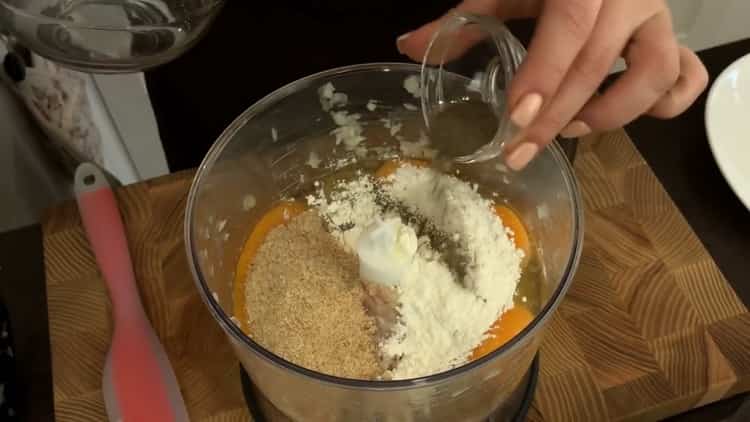 Para hacer chuletas de alforfón, mezcle todos los ingredientes en una licuadora
