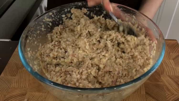 Pour faire des côtelettes de sarrasin, combinez tous les ingrédients