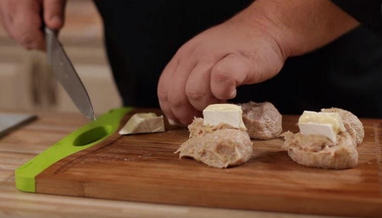 En cada pieza ponemos un pedazo de queso Camembert.