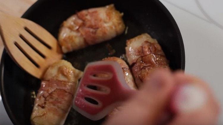 First fry the patties until golden in a pan.