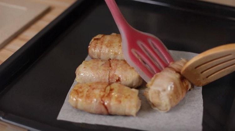 We shift the patties on a baking sheet covered with parchment.