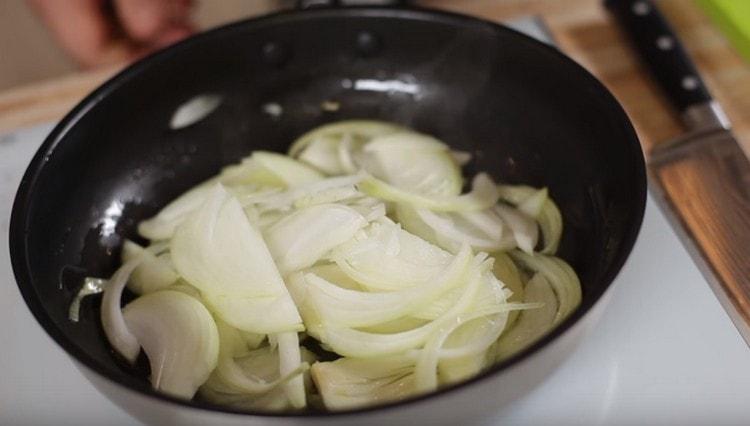 Fry the onions in olive oil.