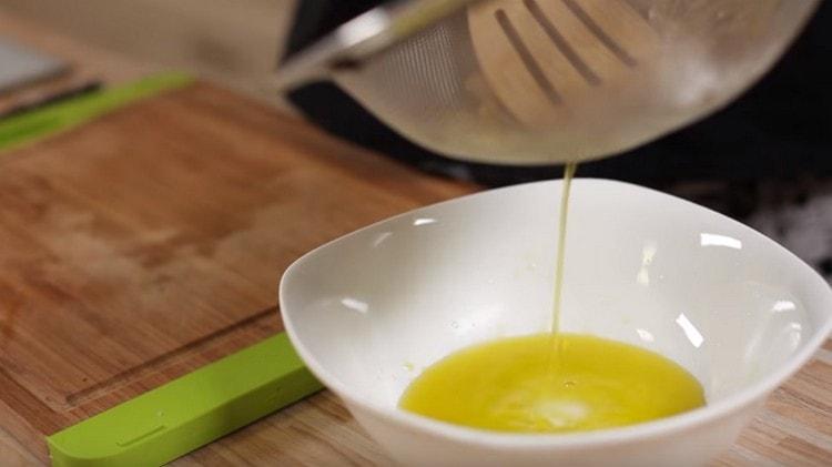 Tilt the onion onto a sieve so that excess glass is removed from it.