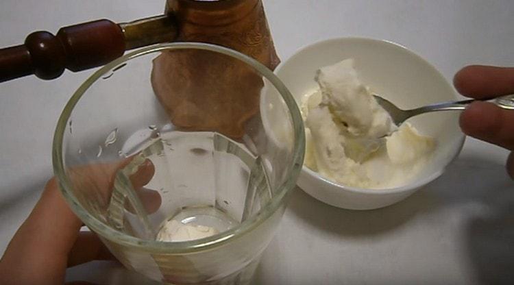 Mettez la glace dans un grand verre.