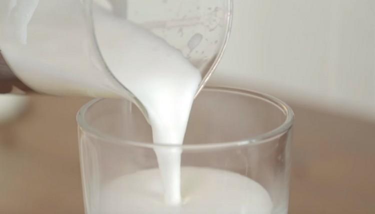 Ulijte šlag iz mlijeka u irsku čašu.