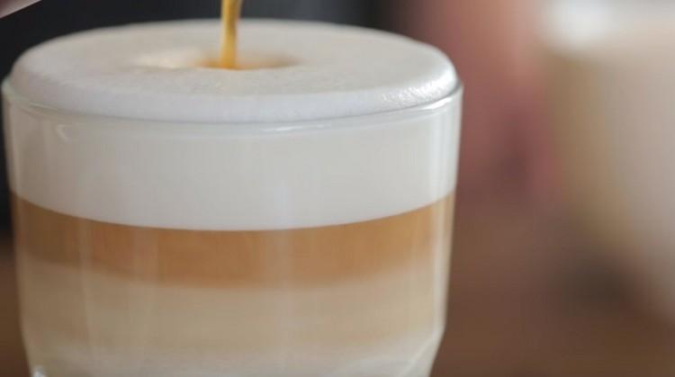 Suavemente, en una corriente delgada, introduzca el café en la leche batida.