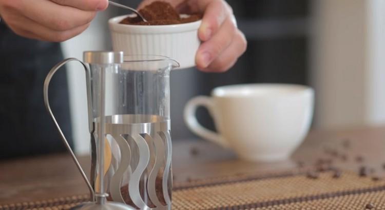 Pour natural coffee into a French press.