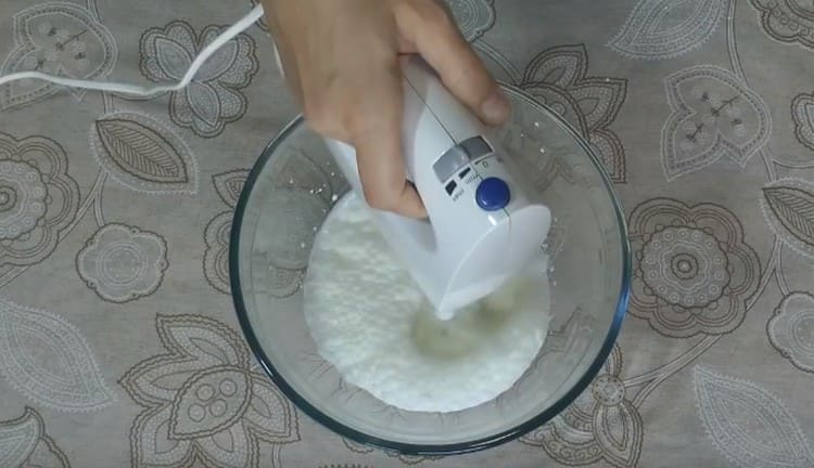 Whip the cream with a mixer.