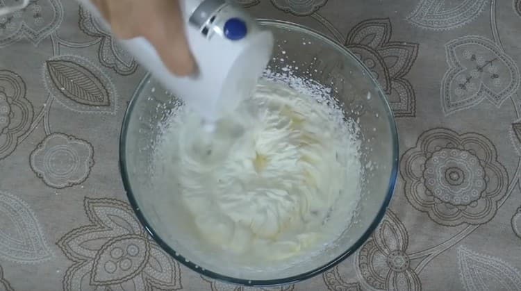 Whip the cream with icing sugar at a high speed mixer.