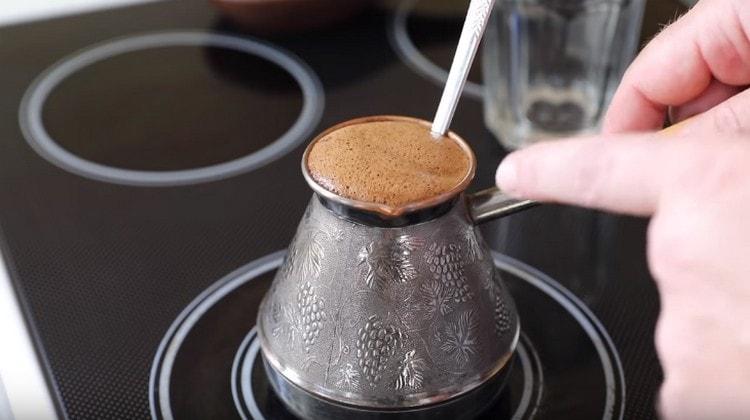 Kad se karakteristična kapa digne na kavu, odmah je uklonite iz štednjaka.