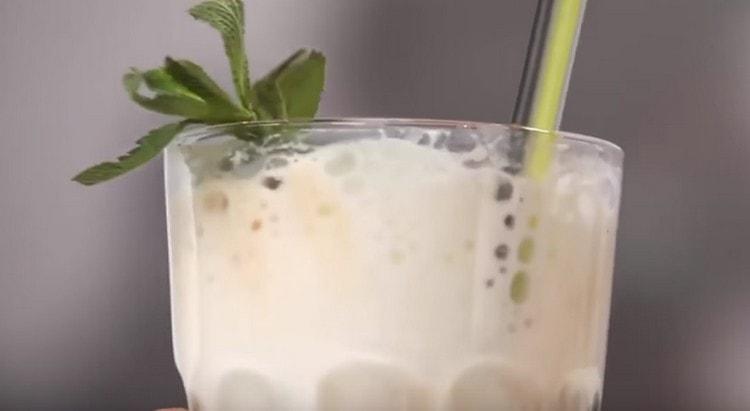 You can drink coffee with ice cream prepared according to this recipe through a straw.