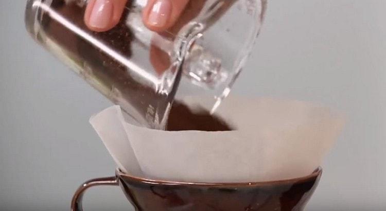 Versez le café moulu dans le filtre, ajoutez un peu d’eau bouillante.