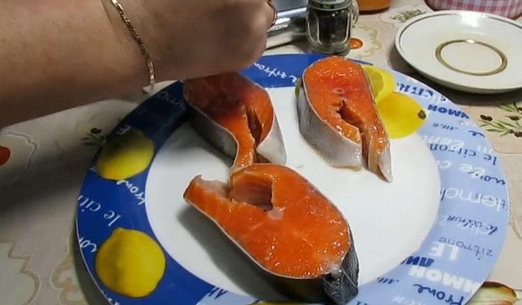 Vierta filetes de pescado rojo con jugo de limón.