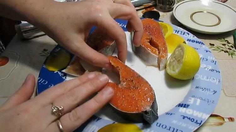 Filetes de sal y pimienta, grasa con aceite vegetal.