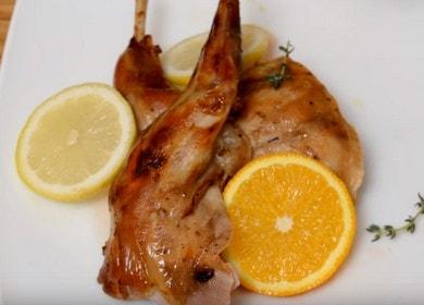 Apetitoso conejo en vino blanco: cocinado según la receta con una foto.
