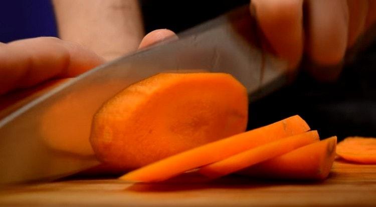 Couper les carottes en rond.