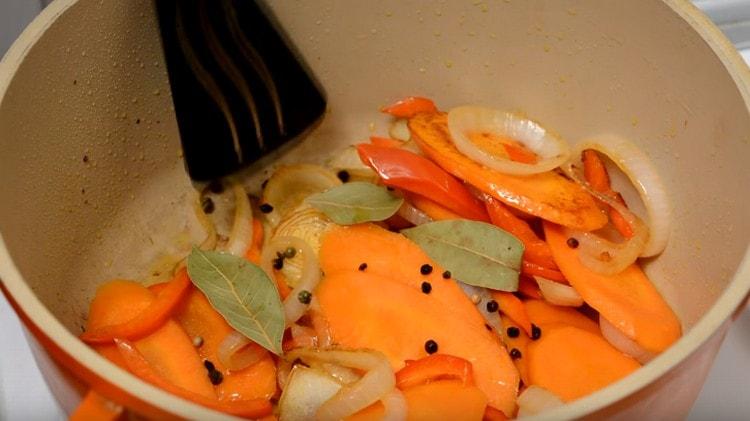 stavite povrće u tavu s debelim dnom, dodajte sol, biber, lovorov list.
