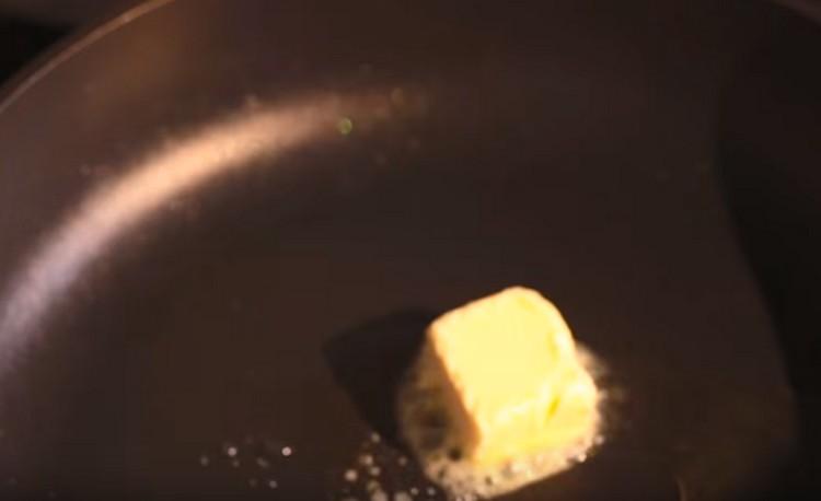 Faites chauffer une poêle avec des olives et une tranche de beurre.