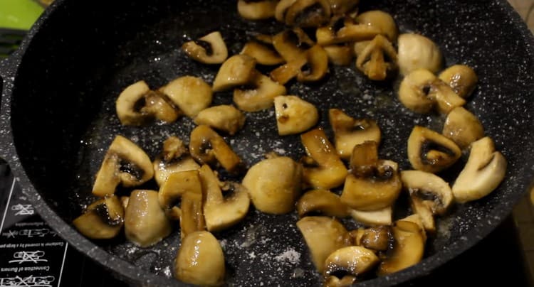 Faire frire les champignons dans une casserole séparée.