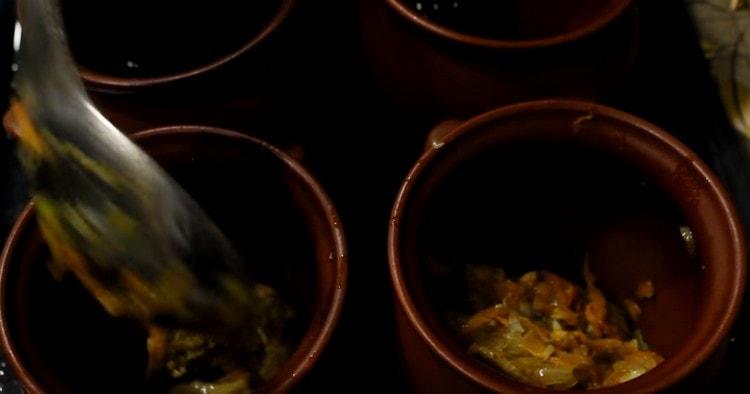 We spread the prepared dish in pots.