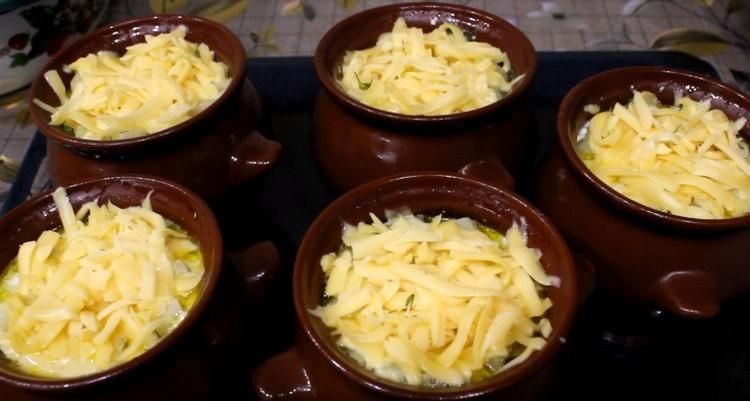 Saupoudrez le plat presque fini avec le fromage râpé plus tôt et envoyez-le au four pour le faire brunir.