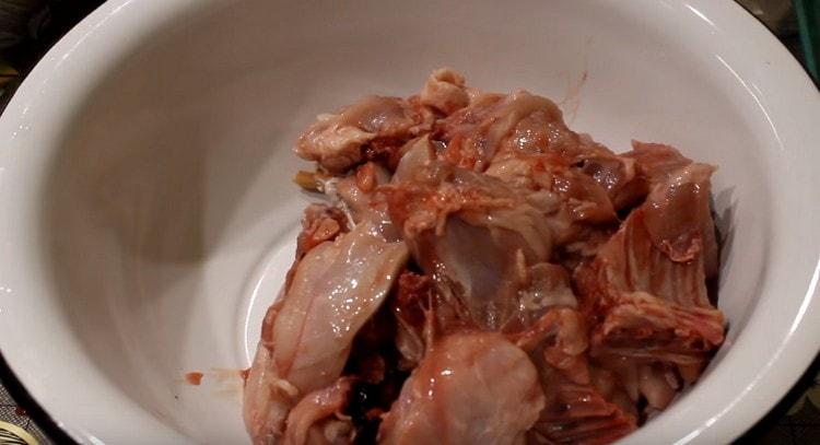 Cut the rabbit carcass into small pieces.