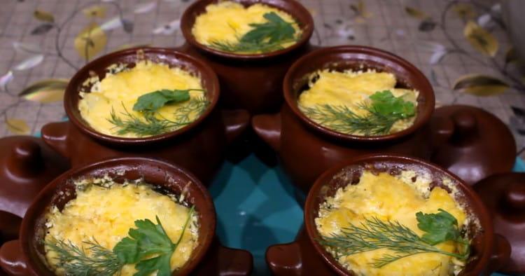 Such a rabbit in a pot of potatoes deserves even a festive meal.