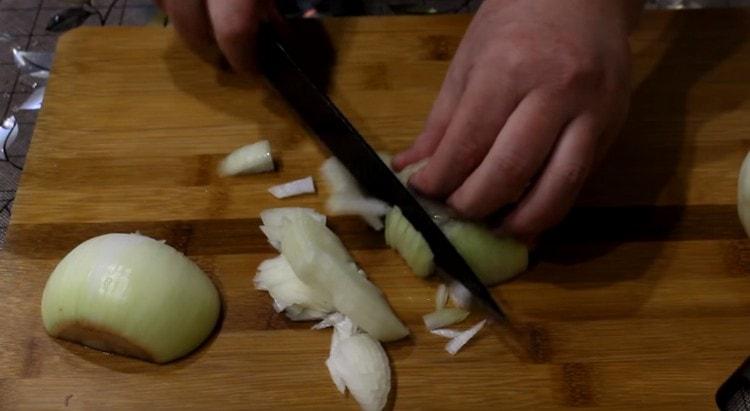 Grind the onion.