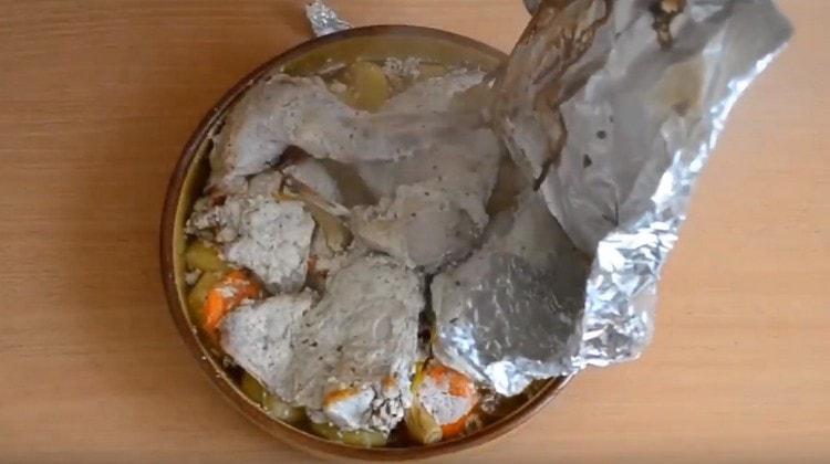 À la fin de la cuisson, retirez le papier d'aluminium et laissez le lapin brunir.