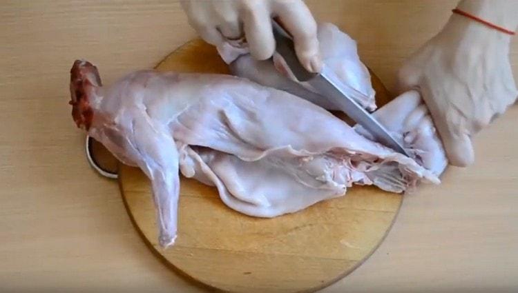 Couper la carcasse de lapin.