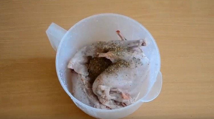 Sprinkle the rabbit meat with salt, pepper and other spices to taste.