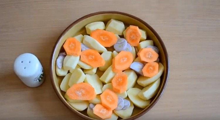 Coloque las capas en el plato para hornear: papa, cebolla, zanahoria.