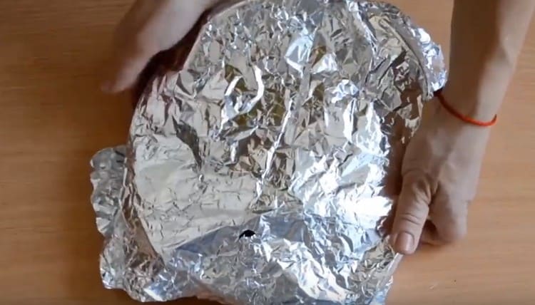 Cover the form with foil and send to the oven.