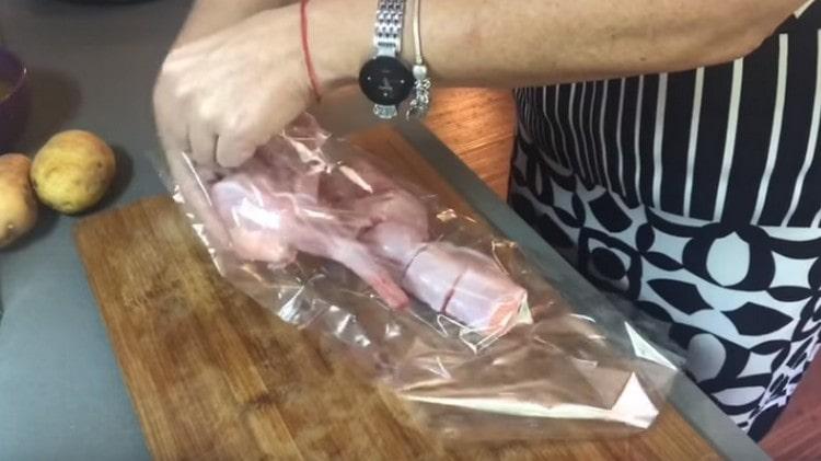 Ponemos carne de conejo en la manga culinaria para hornear.