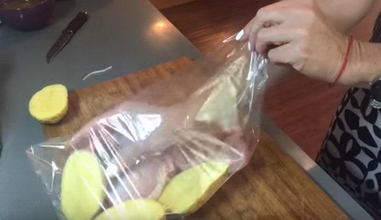 Ajoutez quelques morceaux de pomme de terre au lapin dans la manche.