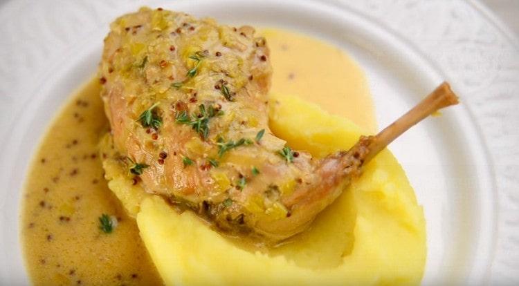Such a rabbit in a creamy sauce blends wonderfully with tender mashed potatoes.