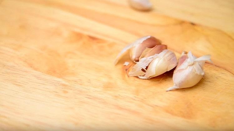 We crush the garlic with the flat side of the knife and peel, cutting is not tedious.