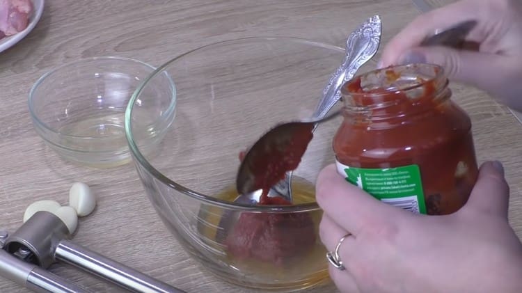 Za marinadu pomiješajte pastu od rajčice, biljno ulje i med.