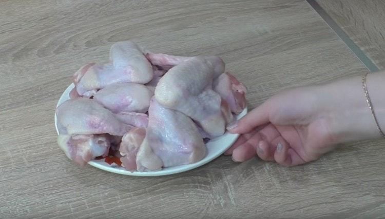 Nous lavons et séchons les ailes de poulet.