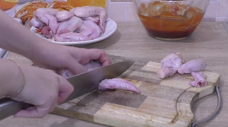 Dividimos las alitas de pollo en uniones, no usaremos la parte más delgada.