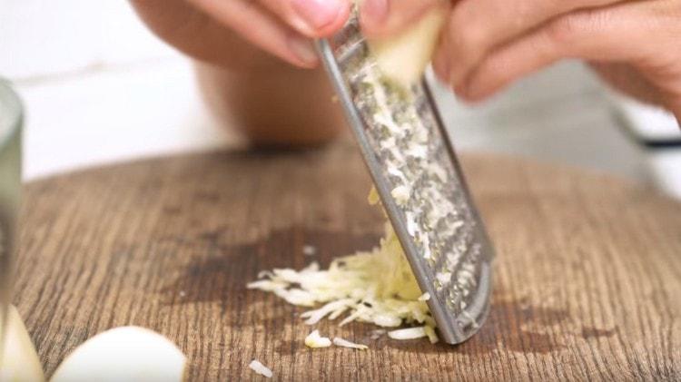 On a fine grater we rub ginger root, as well as garlic.