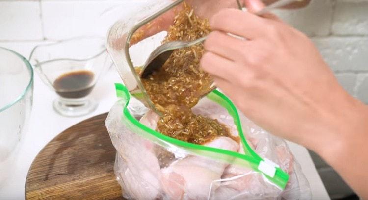 Pliez les ailes de poulet dans un sac ou un bol et versez la marinade.
