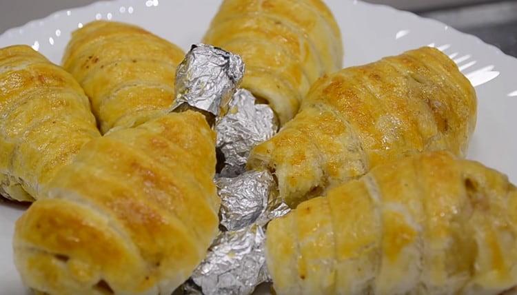 Des cuisses de poulet en pâte feuilletée aideront à diversifier votre menu de vacances.