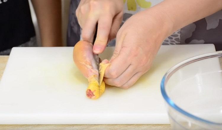 Des cuisses de poulet enlever la peau.