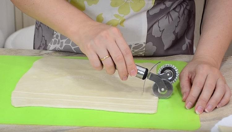 Roll the puff pastry thinly and cut into thin strips.