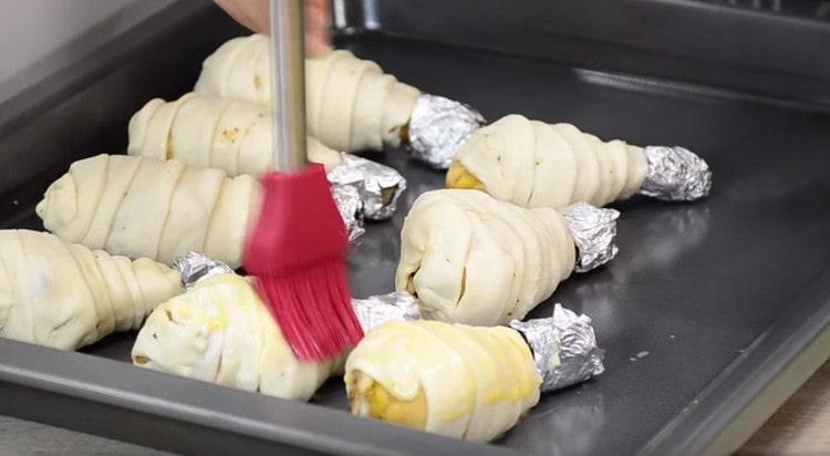 On étale les flans sur une plaque à pâtisserie et on graisse au jaune battu.