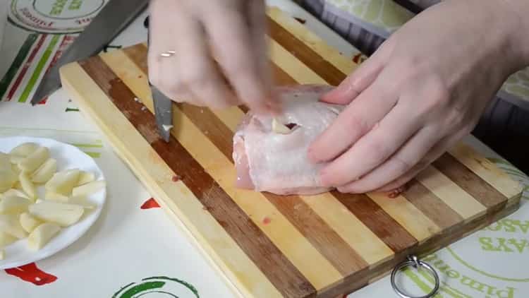 Para preparar las patas de pollo con papas al horno, prepare los ingredientes.