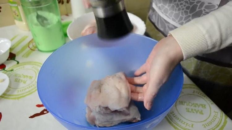 Para cocinar patas de pollo con papas en el horno, salar la carne