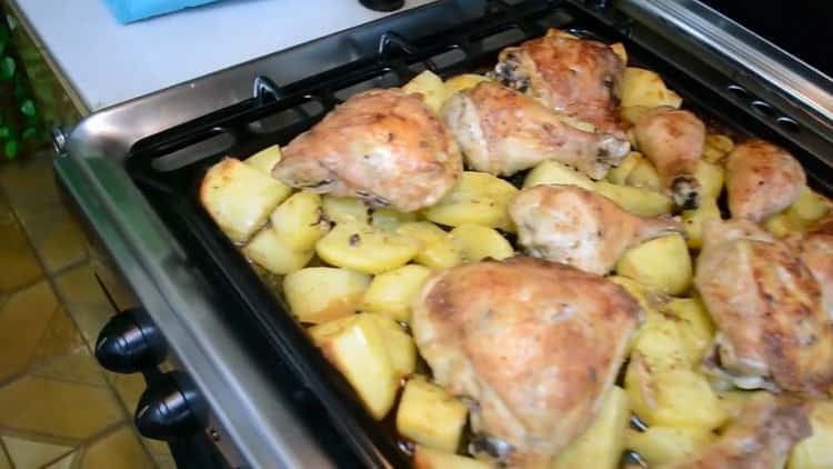 au four les cuisses de poulet avec les pommes de terre sont prêtes